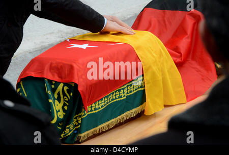 Backnang, Deutschland. 12. März 2013. Menschen trauern um die Opfer des Feuers, die behauptete, die Leben von sieben Kindern und eine Frau sind Halt während der Trauerfeier in Backnang. Foto: FRANZISKA KRAUFMANN/Dpa/Alamy Live News Stockfoto