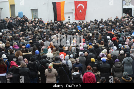 Backnang, Deutschland. 12. März 2013. Menschen trauern um die Opfer des Feuers, die behauptete, die Leben von sieben Kindern und eine Frau sind Halt während der Trauerfeier in Backnang. Foto: FRANZISKA KRAUFMANN/Dpa/Alamy Live News Stockfoto