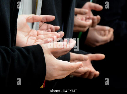 Backnang, Deutschland. 12. März 2013. Menschen trauern um die Opfer des Feuers, die behauptete, die Leben von sieben Kindern und eine Frau sind Halt während der Trauerfeier in Backnang. Foto: FRANZISKA KRAUFMANN/Dpa/Alamy Live News Stockfoto