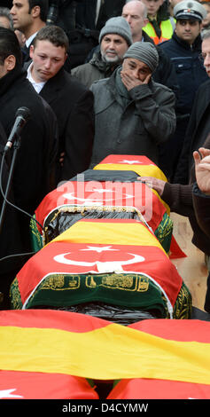 Backnang, Deutschland. 12. März 2013. Menschen trauern um die Opfer des Feuers, die behauptete, die Leben von sieben Kindern und eine Frau sind Halt während der Trauerfeier in Backnang. Foto: FRANZISKA KRAUFMANN/Dpa/Alamy Live News Stockfoto