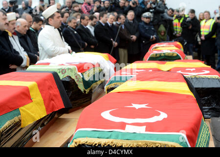 Backnang, Deutschland. 12. März 2013. Menschen trauern um die Opfer des Feuers, die behauptete, die Leben von sieben Kindern und eine Frau sind Halt während der Trauerfeier in Backnang. Foto: FRANZISKA KRAUFMANN/Dpa/Alamy Live News Stockfoto