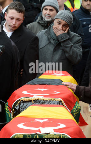 Backnang, Deutschland. 12. März 2013. Menschen trauern um die Opfer des Feuers, die behauptete, die Leben von sieben Kindern und eine Frau sind Halt während der Trauerfeier in Backnang. Foto: FRANZISKA KRAUFMANN/Dpa/Alamy Live News Stockfoto
