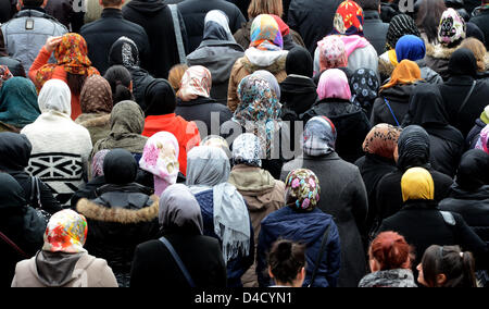 Backnang, Deutschland. 12. März 2013. Menschen trauern um die Opfer des Feuers, die behauptete, die Leben von sieben Kindern und eine Frau sind Halt während der Trauerfeier in Backnang. Foto: FRANZISKA KRAUFMANN/Dpa/Alamy Live News Stockfoto