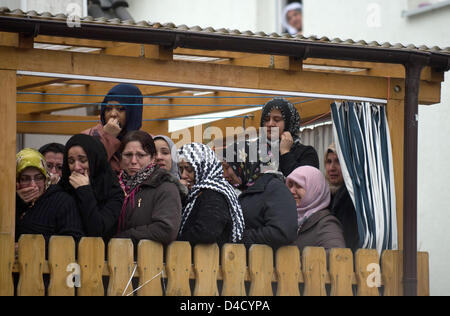 Backnang, Deutschland. 12. März 2013. Menschen trauern während der Trauerfeier für die Opfer des Feuers, die behauptete, das Leben von sieben Kindern und einer Frau in Backnang. Foto: MARIJAN MURAT/Dpa/Alamy Live News Stockfoto