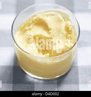 gefrorenen Joghurt Glas Dessert überprüft Tischdecke Stockfoto