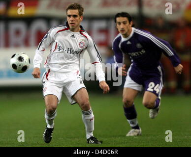 Bayerns Philipp Lahm (L) und RSC Anderlecht Lucas Biglia sind in Aktion während der UEFA-Pokal-Runde von 16 ersten Bein Match bei konstanter Vanden Stock Stadion, in Belgien, 6. März 2008 abgebildet. Foto: FRANZ-PETER TSCHAUNER Stockfoto