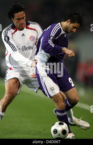 Bayern Luca Toni (L) versucht, Serhat Akin von RSC Anderlecht in der UEFA-Pokal-Runde von 16 ersten Bein Match bei konstanter Vanden Stock Stadion, in Belgien, 6. März 2008 übergeben. Foto: FRANZ-PETER TSCHAUNER Stockfoto