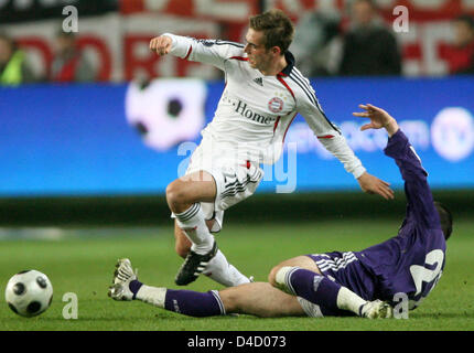 Bayerns Philipp Lahm (L) ist während der UEFA-Pokal-Runde von 16 ersten Bein Match bei konstanter Vanden Stock Stadion, in Belgien, 6. März 2008 von RSC Anderlecht Marcin Wasilewski gestoppt. Foto: FRANZ-PETER TSCHAUNER Stockfoto