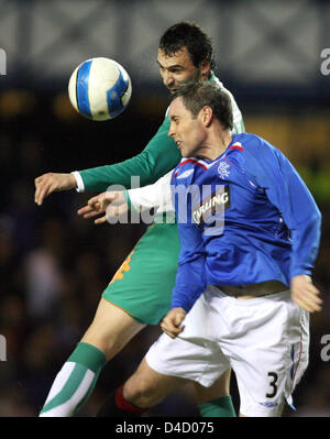 Bremens Hugo Almeida (L) und David Weir wetteifern um den Ball in den UEFA-Cup Runde der letzten 16 ersten Bein Match Glasgow Rangers gegen Werder Bremen im Ibrox Stadion in Glasgow, Schottland, 6. März 2008. Rangers mit 2: 0 gewonnen. Foto: Carmen Jaspersen Stockfoto