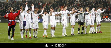 Münchner Team feiert mit den Fans nach dem Gewinn des UEFA-Cup Runde der letzten 16 ersten Bein Match RSC Anderlecht Vs FC Bayern München bei konstanter Vanden Stock Stadion in Belgien, 6. März 2008. München gewann 0-5. Foto: Franz-Peter Tschauner Stockfoto