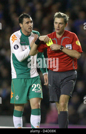 Bremens Hugo Almeida argumentiert mit Schiedsrichter Alain Hamer aus Luxemburg in den UEFA-Cup Runde der letzten 16 ersten Bein Match Glasgow Rangers gegen Werder Bremen im Ibrox Stadion in Glasgow, Schottland, 6. März 2008. Rangers gewann 2: 0. Foto: Carmen Jaspersen Stockfoto