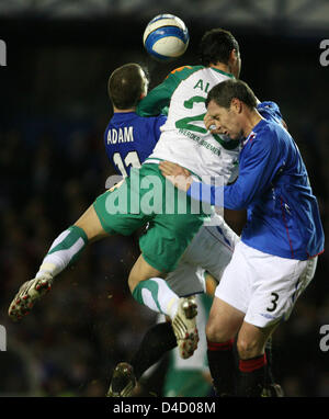 Bremer Hugo Almeida (C) und Glasgows David Weir (R) und Charlie Adam wetteifern um den Header in den UEFA-Cup Runde der letzten 16 ersten Bein Match Glasgow Rangers Vs Werder Bremen im Ibrox Stadion in Glasgow, Schottland, 6. März 2008. Rangers gewann 2: 0. Foto: Carmen Jaspersen Stockfoto