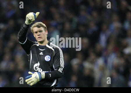 Schalke-Torwart Manuel Neuer grüßt die Fans gewann die 2. Etappe der UEFA Champions League 1. k.o.-Runde Krawatte FC Porto V FC Schalke 04 am Dragao Stadion von Porto, Portugal, 5. März 2008. Deutschlands Schalke gewann die 2. Etappe über die portugiesische Seite 4-1 p.s.o. und bewegt sich bis zum Viertelfinale mit einem 5: 1 Sieg auf Aggregat. Foto: Federico Gambarini Stockfoto