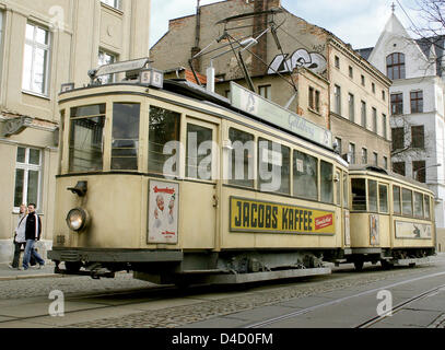 Eine alte Straßenbahn mit historisch korrekte Anzeige wird verwendet für die Dreharbeiten zu "Der Vorleser" Darsteller britische Schauspielerin Kate Winselt in Görlitz, Deutschland, 7. März 2008 abgebildet. Der Film basiert auf dem gleichnamigen Roman von deutschen Autor Bernhard Schlink wird im Nachkriegs-Deutschland gesetzt wo 15-jährige Schüler Michael Berg (David Kross) in die wesentlich ältere Straßenbahn verliebt Stockfoto