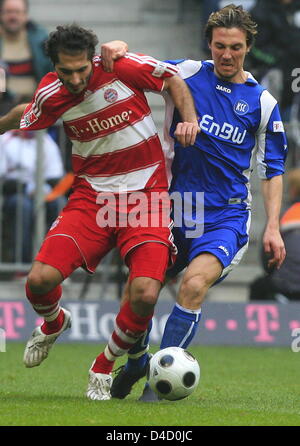 Bayern türkische Spieler Hamit Altintop (L) wetteifert um den Ball mit Karlsruhes Christian Eichner beim FC Bayern München vs. Karlsruhe Bundesliga-Spiel in München, Deutschland, 8. März 2008. Foto: MATTHIAS SCHRADER (Achtung: EMBARGO Bedingungen! Die DFL ermöglicht die weitere Nutzung der Bilder im IPTV, mobile Dienste und andere neue Technologien nicht früher als zwei Stunden Stockfoto