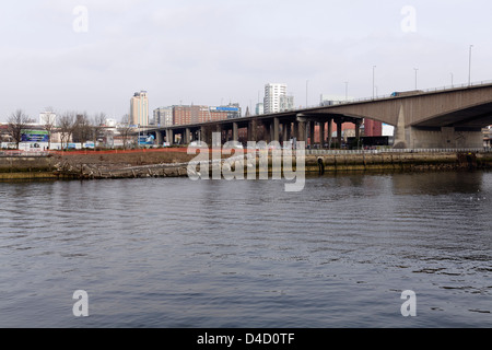 Reduzierte River Clyde Gehweg zeigt seine Nähe zum Kingston Bridge, Anderston Quay, Glasgow, Schottland, UK Stockfoto