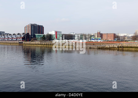 Reduzierte River Clyde Gehweg am Anderston Quay zeigt es die Nähe zu den Wohnungen auf Lancefield Quay, Glasgow, Schottland, UK Stockfoto