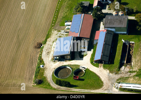 Hof mit Biogasanlage und Solarkollektoren, Luftaufnahme Stockfoto