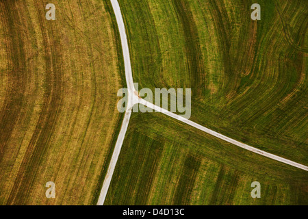 Kreuzung zwischen Feldern, Luftaufnahme Stockfoto