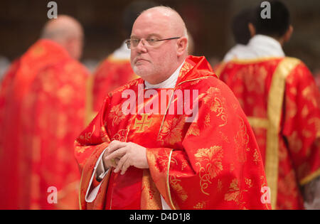 Deutscher Kardinal Reinhard Marx besucht die religiöse Masse "Pro Eligendo Romano Pontifice" an den Petersdom im Vatikan, Vatikanstadt, 12. März 2013. 115 Kardinäle der katholischen Kirche sind Teilnahme an einer Messe in der Basilika St. Peter am 12. März vor Eintritt in das Konklave für eine Papstwahl, die Beobachter sagen, keine klare Favoritin. Die Masse Pro Eligendo Romano Ercolani ("für die Wahl des Roman Pontiff") ist unter dem Vorsitz von Angelo Sodano, der ältere Dekan des Kardinalskollegiums, und ist auch offen für nicht stimmberechtigte Kardinäle - die mehr als 80 Jahren. Der nächste Papst Stockfoto