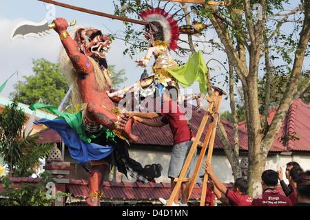 11. März 2013 - Bintan, Riau-Inseln, Indonesien - 11. März 2013 - Bintan Island, Indonesien - balinesischen Hindus beten während Tawur Agung für Nyepi Tag (Silent) Dharma Kerthi Tempel am 11. März 2013 in Bintan Island, Indonesien. TAWUR Agung ist eine hinduistische Zeremonie am Vorabend des Nyepi (Silent) Tages, zu heilen und Clense Körper voraus vor dem Tag der Meditation. (Kredit-Bild: © Sijori Images/ZUMAPRESS.com) Stockfoto