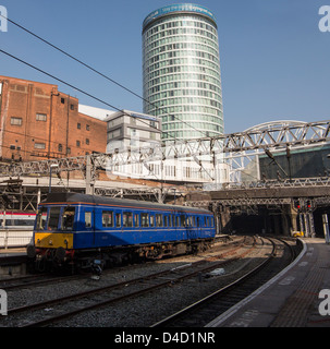 Die Rotunde Birmingham UK entworfen von James A. Roberts abgeschlossen in 1964 jetzt Wohnungen gesehen vom Bahnhof New Street Stockfoto