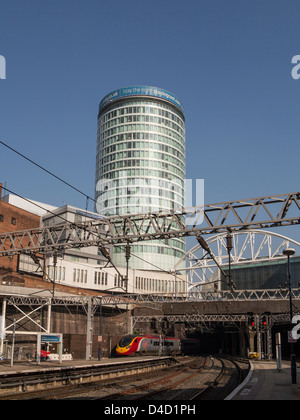 Die Rotunde Birmingham UK entworfen von James A. Roberts abgeschlossen in 1964 jetzt Wohnungen gesehen vom Bahnhof New Street Stockfoto