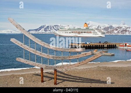 P & O Kreuzfahrtschiff, die Aurora aus Ny Alesund auf der Insel Spitzbergen, Svalbard, Norwegen vor Anker Stockfoto