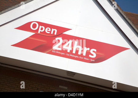 24 Stunden geöffnet-Schild Tesco Supermarkt Shop, England Stockfoto