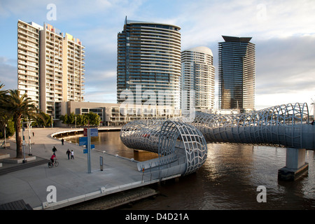 Späten Nachmittag Bild der Fuß- und Radweg Webb Brücke der Victoria Harbour Docklands Melbourne Australien verbindet Stockfoto