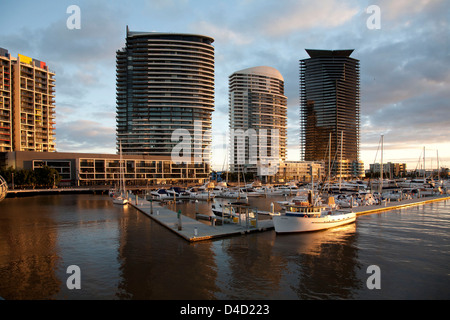 Dämmerung Sonnenuntergang Bild von Victoria Harbour Marina umgeben von Wohnhochhäusern Docklands Melbourne Australien Stockfoto