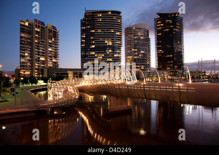 Dämmerung Sonnenuntergang Bild über die Fußgängerbrücke Webb die Docklands nach Victoria Hafen Melbourne Australien verbindet Stockfoto