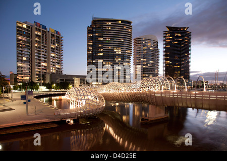 Dämmerung Sonnenuntergang Bild über die Fußgängerbrücke Webb die Docklands nach Victoria Hafen Melbourne Australien verbindet Stockfoto