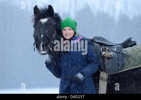 Junge Frau mit Arabo-Haflinger-Pferd in Schnee, Oberpfalz, Deutschland, Europa Stockfoto