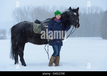 Junge Frau mit Arabo-Haflinger-Pferd in Schnee, Oberpfalz, Deutschland, Europa Stockfoto