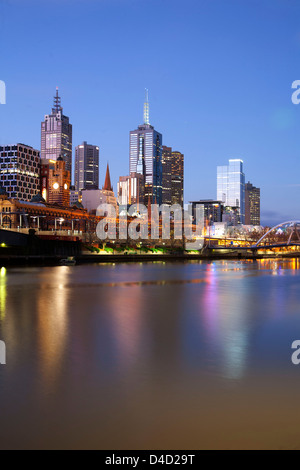 Sonnenuntergang über den Yarra River - Suche von Southbank bis Flinders Street Station Melbourne Australien Stockfoto