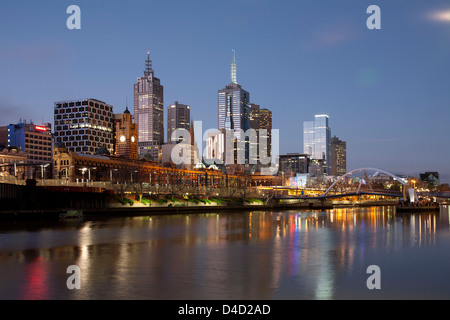 Sonnenuntergang über den Yarra River - Suche von Southbank bis Flinders Street Station Melbourne Australien Stockfoto