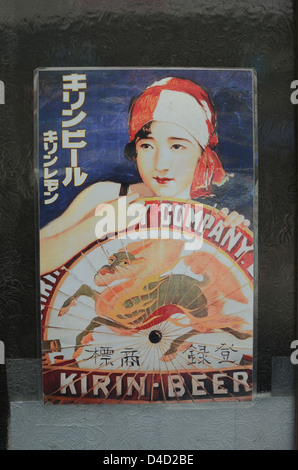 Eine alte Plakatwerbung für japanisches Bier (Kirin). Stockfoto