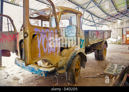 Oldtimer LKW im ehemaligen Industriegebiet aufgegeben Stockfoto