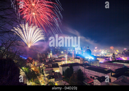 Silvester Silvesterfeuerwerk über der Altstadt von Salzburg, Österreich Stockfoto