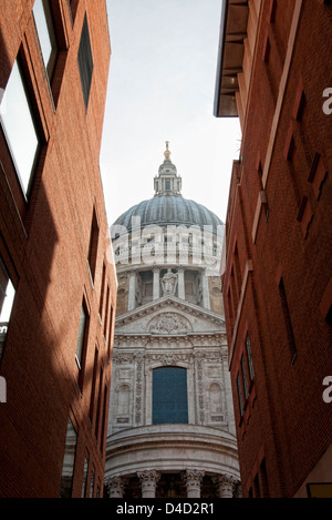 Str. Pauls Kathedrale Viwed zwischen Bürogebäuden Stockfoto