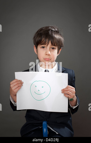 Traurige junge mit Zeichnung von Smiley Stockfoto