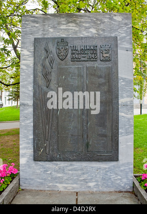 Denkmal für die Männer von Tromsø, Norwegen, der während der deutschen Besatzung im zweiten Weltkrieg gestorben. Knapp 200 Namen werden aufgezeichnet. Stockfoto