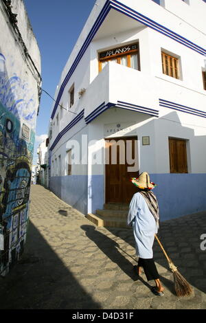 (Dpa-Datei) Die Datei Bild vom 16. Oktober 2007 zeigt eine typische Straßenszene in der malerischen Stadt Asilah, Marokko. Foto: Bodo Marks Stockfoto