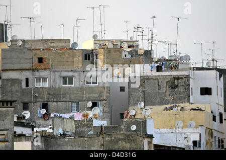 (Dpa-Datei) Die Datei Bild vom 13. Oktober 2007 fängt Dutzende von Antennen und Satellitenschüsseln in Tanger, Marokko. Foto: Bodo Marks Stockfoto