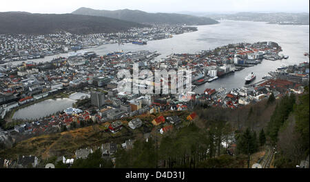 Blick über Fjord von Bergen, Norwegen, 19. Januar 2008. Norwegens zweitgrößte Stadt ist mit 248 Regentagen die regenreichste Stadt Europas. Der beliebte Tourismus Platz hat den wichtigsten Hafen an Norwegens Westküste und viele große Werften machen Bergen einen wichtigen Knotenpunkt. Foto: Jens Wolf Stockfoto