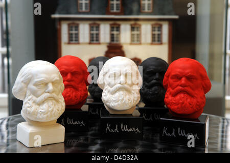 Büsten der deutsche Philosoph und Ökonom Karl Marx (1818-1883) zum Verkauf an der Karl-Marx-Haus in seiner Heimatstadt Trier, Deutschland, 11. März 2008. Gilt als der Vater des Kommunismus, verändert Marx der Neuzeit kaum eine andere deutsche. Die Ideen von Marx, dessen 125. Todestag am 14. März 2008 der Fall ist, die Welt in zwei geteilt und prägte die Geschichte des 20. Jahrhunderts. Foto: HARALD TITTEL Stockfoto