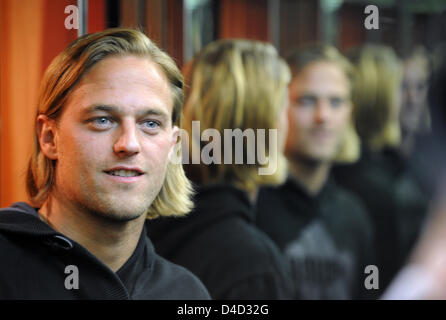 Timo Hildebrand, deutscher Torwart der spanischen Primera Division Club FC Valencia, spiegelt sich in den Aufzug des Hauses bei einem Foto-Shooting mit der deutschen Presse-Agentur Dpa in Valencia, Spanien, 6. März 2008 lebt er. Foto: Gero Breloer Stockfoto