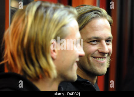 Timo Hildebrand, deutscher Torwart der spanischen Primera Division Club FC Valencia, spiegelt sich in den Aufzug des Hauses bei einem Foto-Shooting mit der deutschen Presse-Agentur Dpa in Valencia, Spanien, 6. März 2008 lebt er. Foto: Gero Breloer Stockfoto