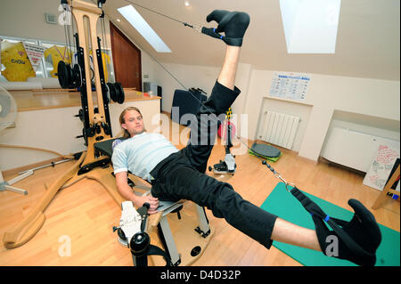 Timo Hildebrand, deutscher Torwart der spanischen Primera Division Club FC Valencia, übt auf eine Gyrotonic während eines Foto-Shooting mit der deutschen Presse-Agentur Dpa in Valencia, Spanien, 6. März 2008. Foto: Gero Breloer Stockfoto